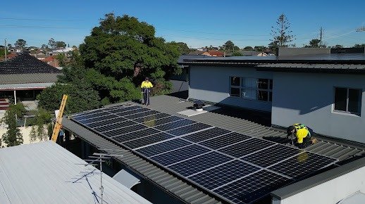 Instalación de placas solares en tejado urbano de Mallorca