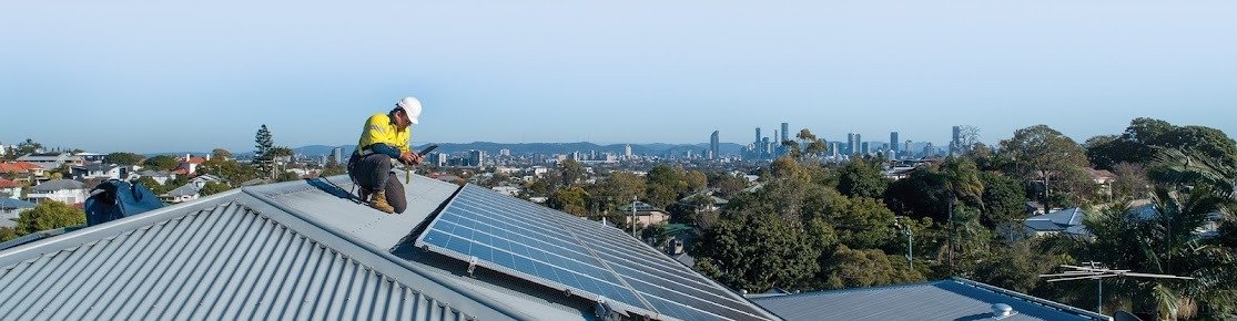Instalación de placas solares en un tejado de Mallorca con vistas a la ciudad